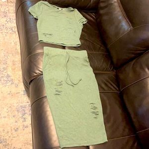 Beautiful skirt set. Great fixing and beautiful color. Excellent condition.